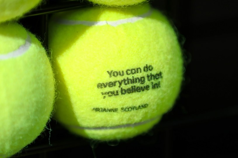 Kierowcy wieszają piłki tenisowe w garażach. To prosty trik /Getty Images