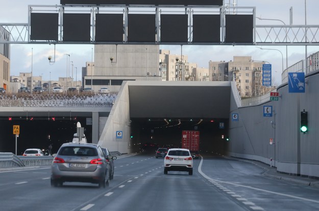 Kierowcy wjeżdżają do nowo otwartego tunelu ursynowskiego odcinka Południowej Obwodnicy Warszawy / 	Paweł Supernak   /PAP