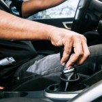 Kierowcy wykonują ruch stopą i ręką. Potem płacą więcej na stacji