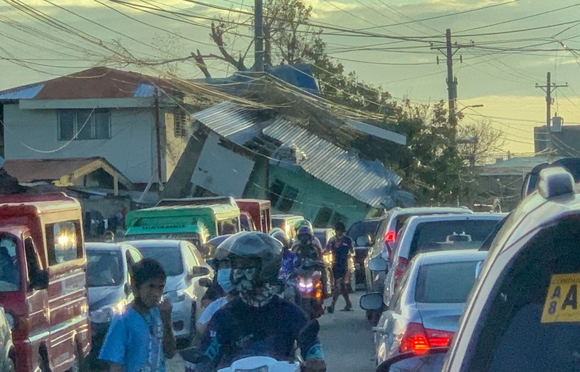Kierowcy z miasta Cebu próbują ominąć zniszczony dom, którego fragmenty po przejściu tajfunu znalazły się na drodze /	PAP/EPA/HANDOUT HANDOUT /PAP