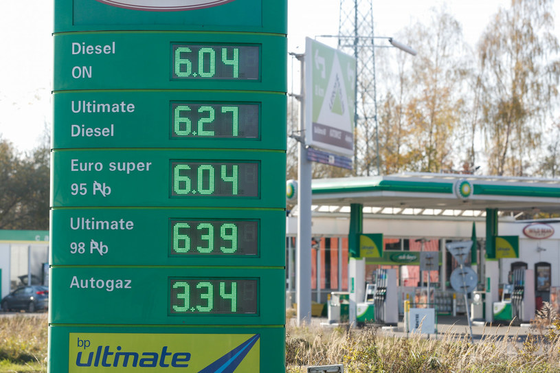 Kierowcy z utęsknieniem wyglądają obniżek cen paliw /Tomasz Kawka /East News