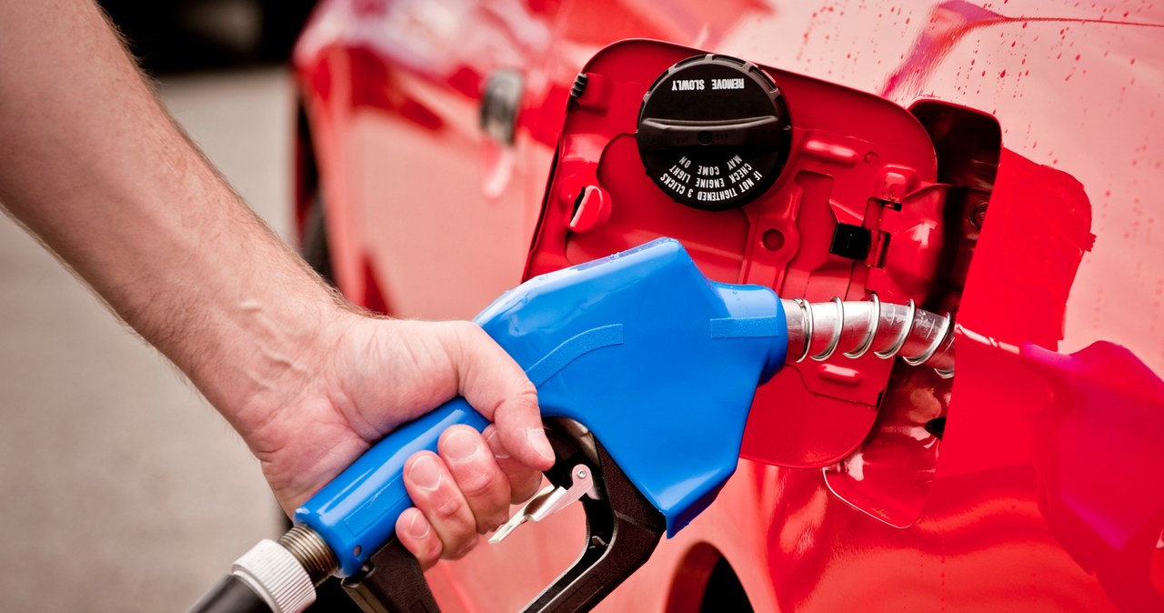 Kierowcy za litr paliwa zapłacą na stacjach co najwyżej kilkanaście groszy więcej niż dotychczas /123RF/PICSEL