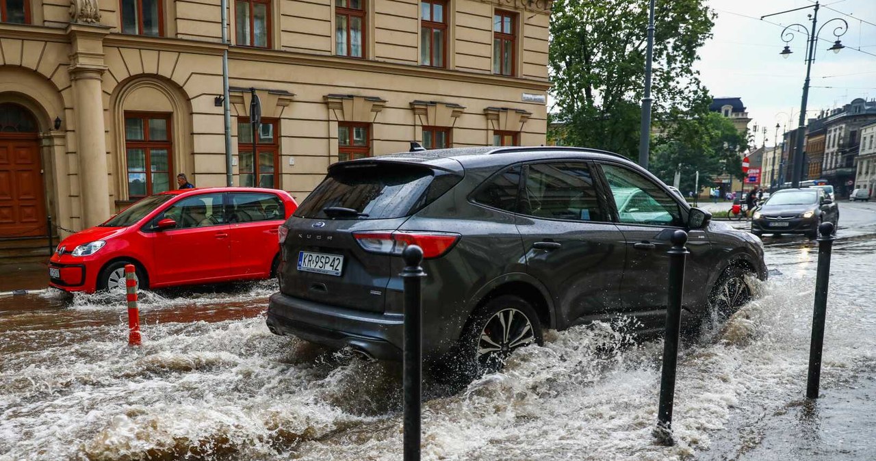 Kierowcy zapominają, że światła do jazdy dziennej świecą tylko z przodu /Beata Zawrzel /East News