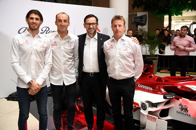 Kierowcy zespołu Alfa Romeo Racing Orlen: Antonio Giovinazzi (L), Kimi Raikkonen (P) i Robert Kubica (2L) oraz prezes zarządu PKN ORLEN Daniel Obajtek /Piotr Nowak /PAP
