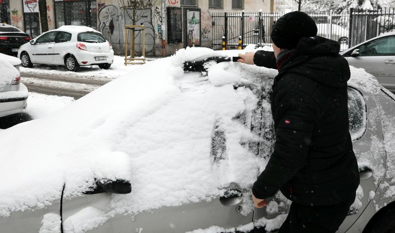 Kierowcy zimą często popełniają poważny błąd przed ruszeniem /Wojciech Olkuśnik /East News