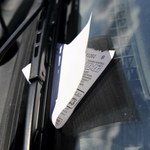Kierowcy znajdują tajemnicze kartki za wycieraczką aut. To nie Straż Miejska