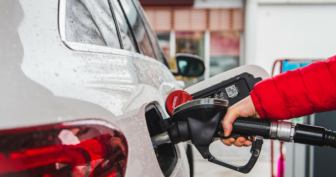 Kierowcy zostali zaskoczeni spadającymi cenami oleju napędowego /Karol Makurat /Reporter