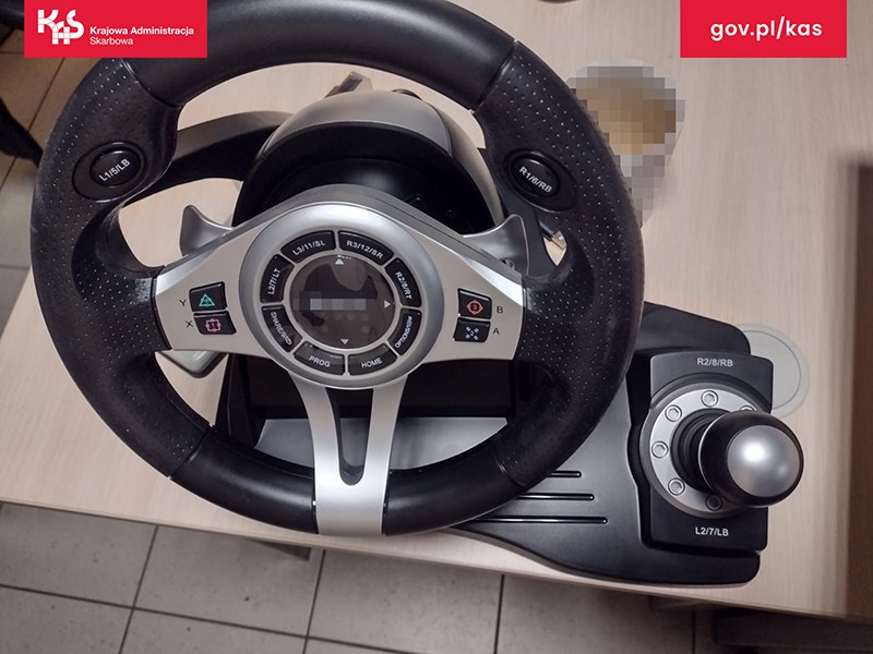 Kierownica do gier wideo, w której ukryte były tabletki zawierające oksykodon /Foto. Izba Administracji Skarbowej w Katowicach  /