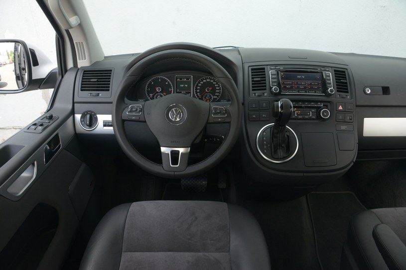 Kierownica jak w osobowych modelach VW, ale kokpit ma typowo „dostawczy” i już archaiczny styl. Widoczność doskonała. /Motor