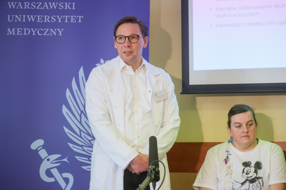 Kierownik Kliniki Chirurgii Ogólnej WUM prof. dr hab. n. med. Michał Grąt i operowana pacjentka /PAP/Leszek Szymański /PAP