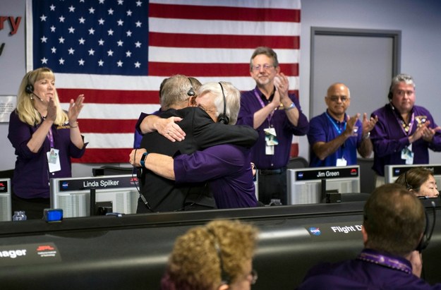 Kierownik misji Earl Maize i kierownik zespołu ds. operacji kosmicznych Julie Webster - reakcja tuż po zniszczeniu sondy Cassini /NASA/Joel Kowsky/HANDOUT /PAP/EPA