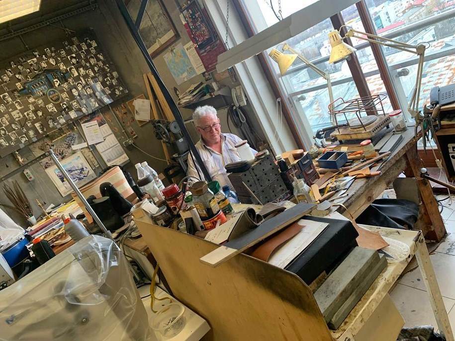 Kierownik pracowni szewskiej Teatru Polskiego w Warszawie, Waldemar Kamiński w miejscu pracy /Fot. Marcelina Szuniewicz /RMF FM