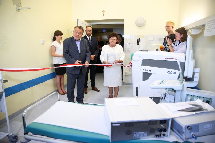 Kierownik Urologii z Onkologią w Szpitalu Miejskim Specjalistycznym im. Gabriela Narutowicza w Krakowie Łukasz Curyło (3L), dyrektora Szpitala Miejskiego Specjalistycznego im. G. Narutowicza w Krakowie dr n. med. Renata Godyń-Swędzioł (4L) i zastępca prezydenta miasta Krakowa Andrzej Kulig (2L)