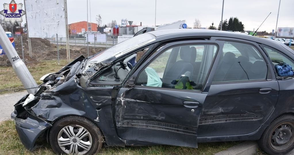 Kierująca Citroenem miała dużo szczęścia, została tylko niegroźnie potłuczona /Policja