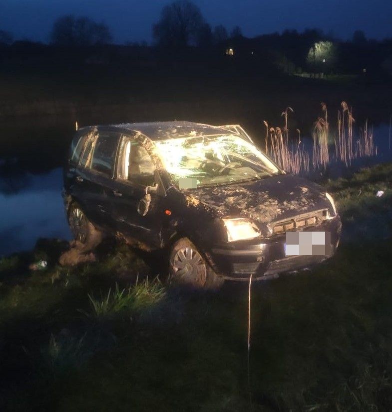 Kierująca fordem wjechała do stawu /KPP Janów Lubelski /