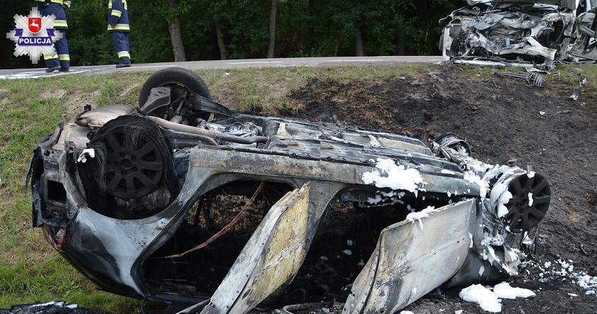 Kierująca Golfem została ranna. Po dachowaniu samochód spłonął /Informacja prasowa