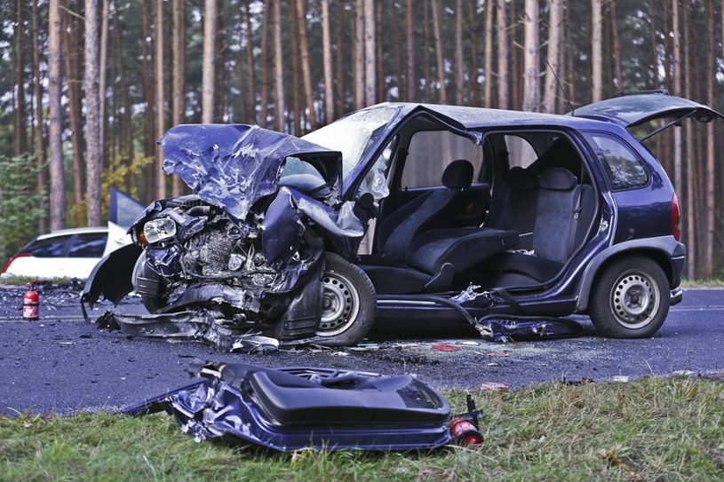 Kierująca tym Oplem Corsą przeżyła wypadek, ale została ciężko ranna /Piotr Jędzura /Reporter