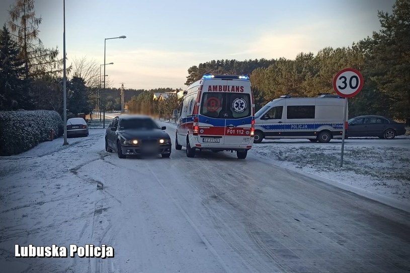 Kierujący BMW nie był w stanie utrzymać kontroli nad autem prowadząc je po  oblodzonej ulicy / fot. Lubuska Policja /