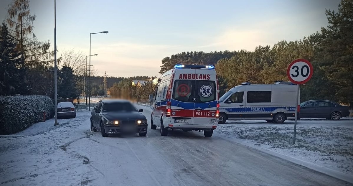 Kierujący BMW nie był w stanie utrzymać kontroli nad autem prowadząc je po  oblodzonej ulicy / fot. Lubuska Policja /