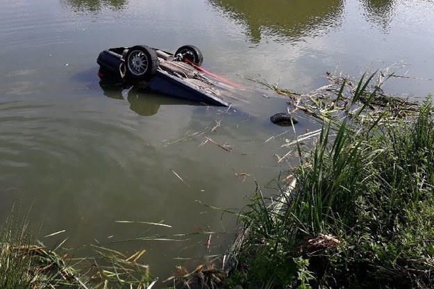 Kierujący hondą 20-latek jadąc z nadmierną prędkością na łuku drogi stracił panowanie nad pojazdem, wpadł w poślizg i wjechał do stawu. /Łódzka policja /Policja