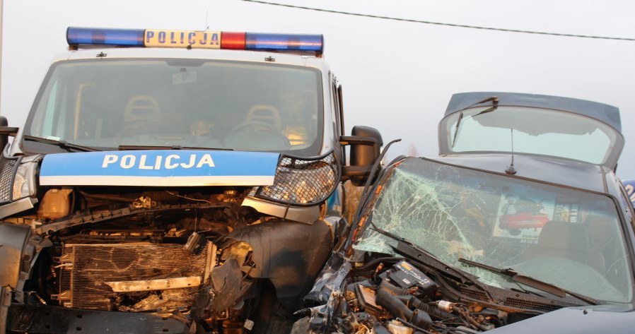 Kierujący hondą uderzył w radiowozy /Policja