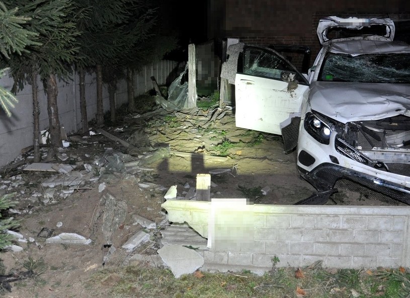 Kierujący Mercedesem zniszczył samochód i uszkodził m.in. betonowe ogrodzenie jednej z posesji. /Policja Lubelska /Policja