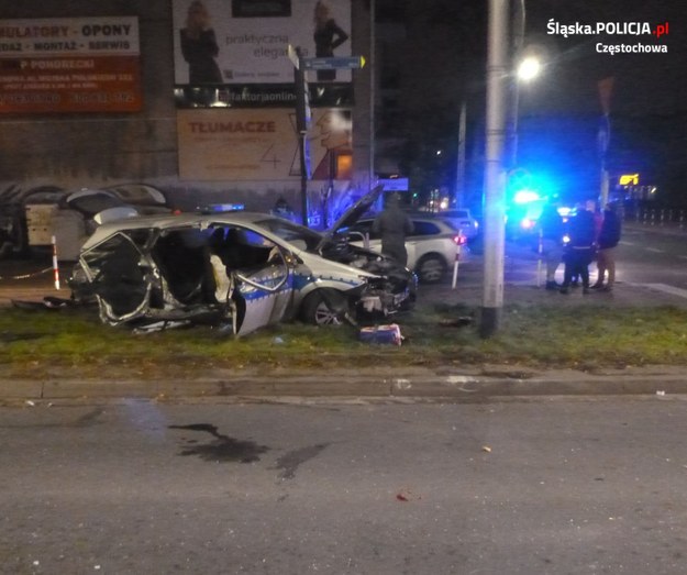 Kierujący osobowym nissanem 30-latek wjechał na skrzyżowanie na czerwonym świetle i staranował radiowóz /Komenda Miejska Policji w Częstochowie /