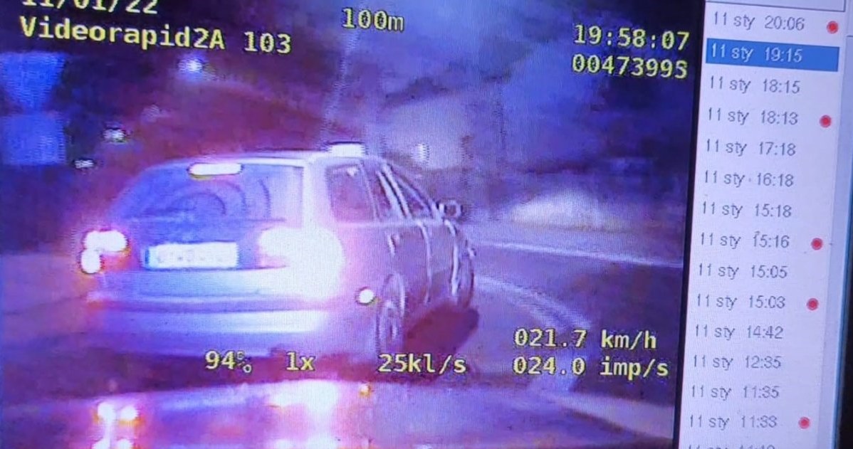 Kierujący Volvo V40 nie zareagował sygnały wydawane przez policjantów /Polska Policja /Informacja prasowa