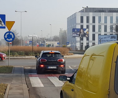 Kierunkowskaz na rondzie - trzeba włączać? Nawet sądy miewają różne zdania