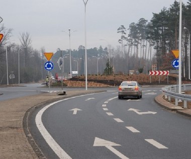 Kierunkowskaz na rondzie włączać trzeba. Albo nie. Zależy, który sąd orzeka