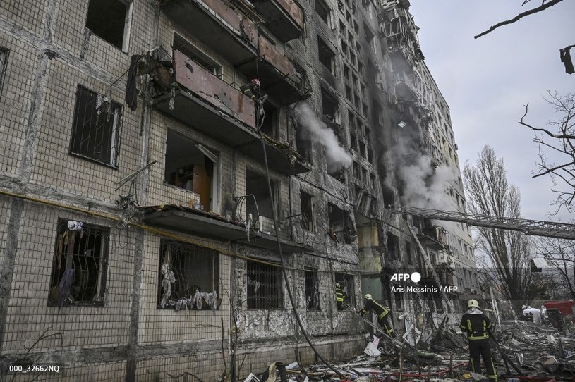 Kijów. Budynek zniszczony przez rosyjski ostrzał /ARIS MESSINIS / AFP /AFP