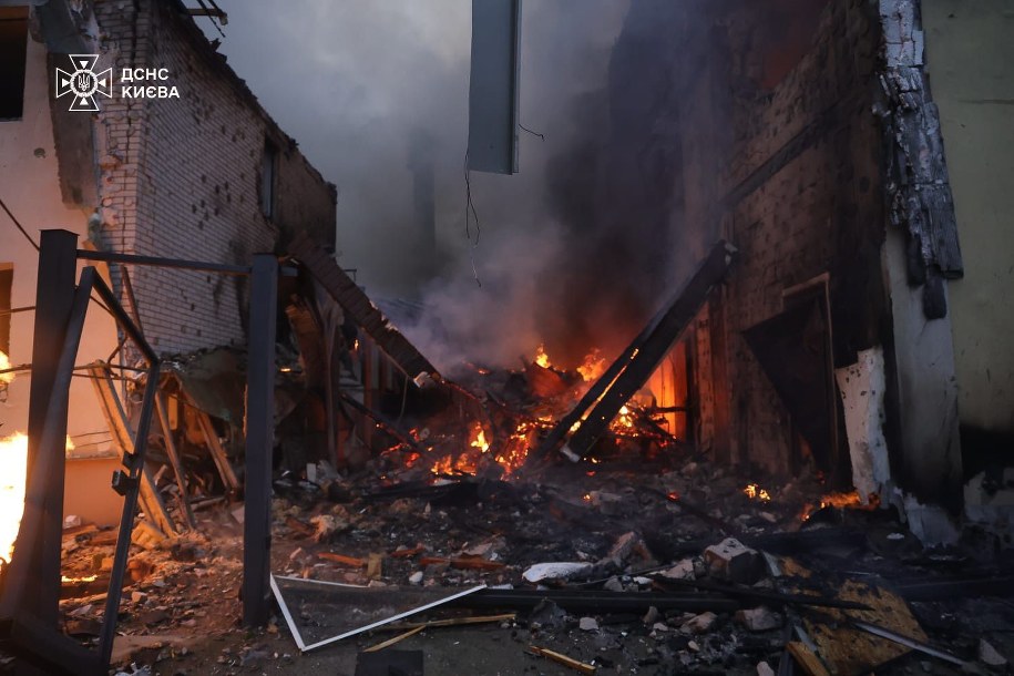 Kijów po ataku Rosji, noc z 26 na 27 grudnia 2025 /Służba ratownicza Ukrainy/Wołodymyr Zełenski, X /Materiały prasowe