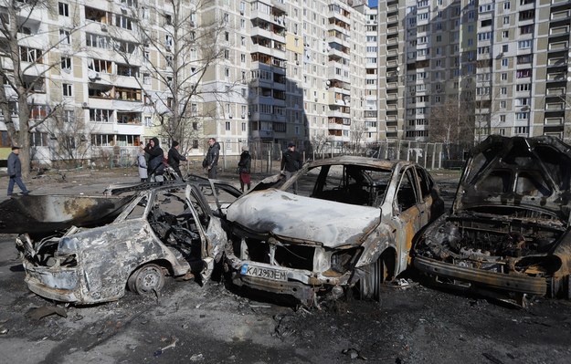 Kijów po walkach w jednej z dzielnic mieszkalnych. /SERGEY DOLZHENKO /PAP/EPA