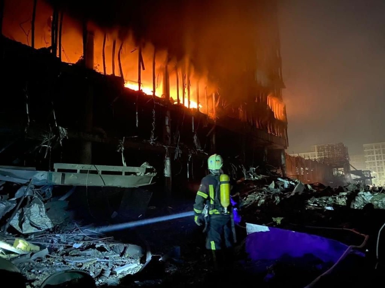 Kijów pod ostrzałem, zniszczone domy i centrum handlowe. Dramatyczne nagranie 