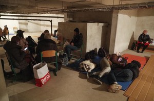 Kijów pod rosyjskim ostrzałem. Mieszkańcy stolicy kryją się w domach [ZDJĘCIA, WIDEO]