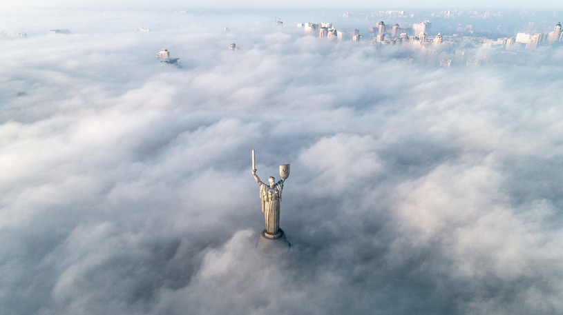 Kijów. Pomnik "Matki Ojczyzny" we mgle. Zdj. ilustracyjne /123RF/PICSEL