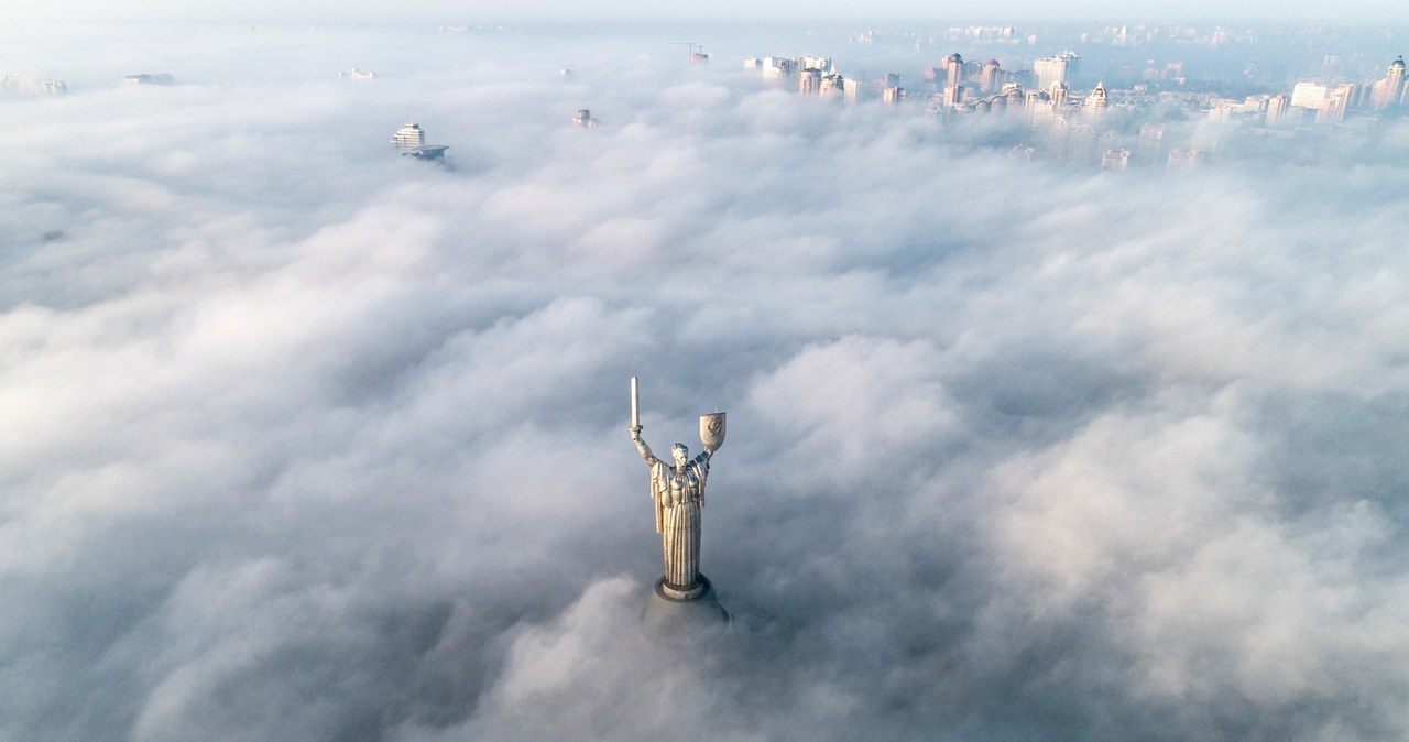 Kijów. Pomnik "Matki Ojczyzny" we mgle. Zdj. ilustracyjne /123RF/PICSEL