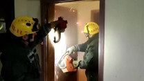 Kijów: Strażacy pracują w zniszczonym wieżowcu