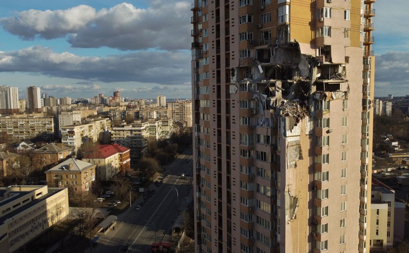 Kijów - uszkodzony blok po ataku Rosjan 26 lutego 2022 r. /AFP
