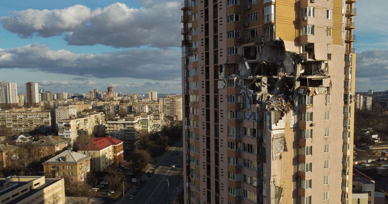 Kijów - uszkodzony blok po ataku Rosjan 26 lutego 2022 r. /AFP