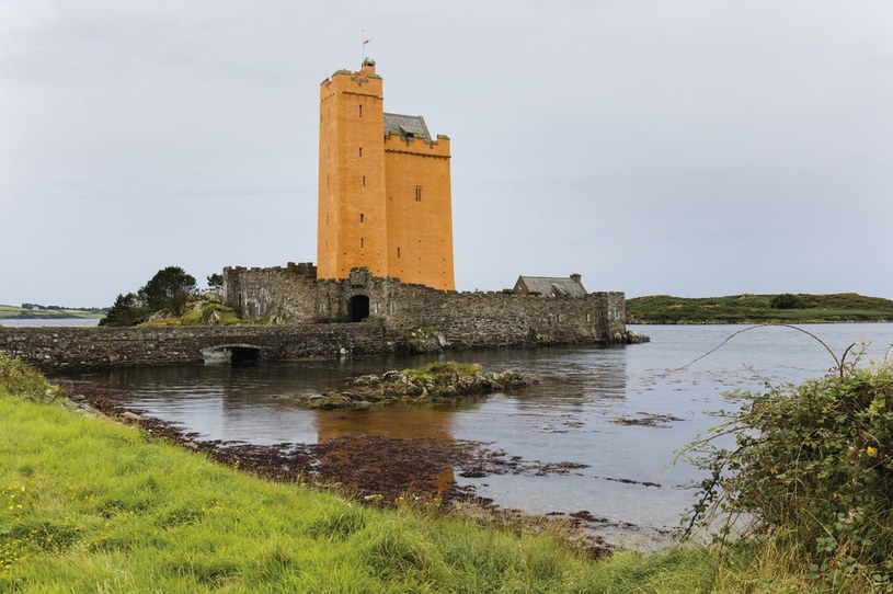 Kilcoe Castle - zamek z XV-wieku w Irlandii, który kupili Jeremy Irons z żoną Sinead Cusack /Petr Svarc/Education Images/Universal Images Group  /Getty Images