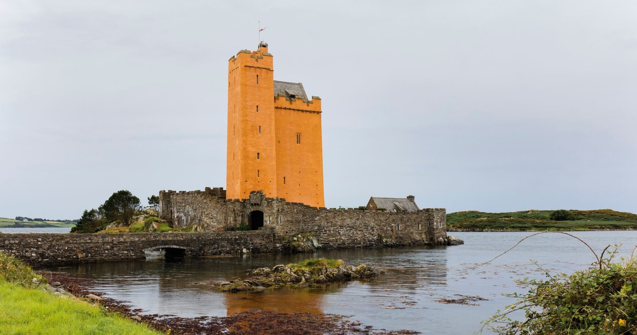 Kilcoe Castle - zamek z XV-wieku w Irlandii, który kupili Jeremy Irons z żoną Sinead Cusack /Petr Svarc/Education Images/Universal Images Group  /Getty Images