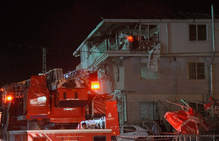 Kilka godzin wcześniej po wybuchu bomby na posterunku policji w Stambule rannych zostało 10 osób /STR /PAP/EPA