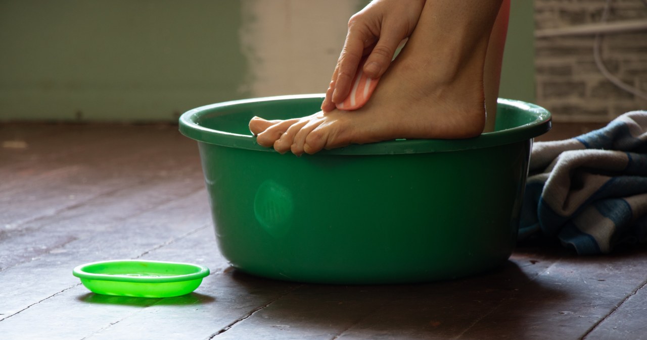 Kilka kropel i 15 minut wystarczy, by wspomóc zdrowie stóp – sprawdź ten trik! /  /123RF/PICSEL