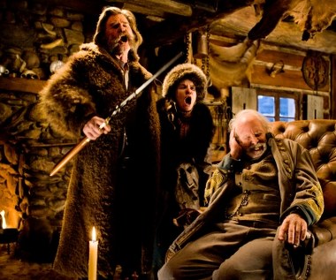 Kilka lat po wojnie secesyjnej przez wietrzne pustkowia Wyoming podróżują łowca nagród John Ruth (Kurt Russel), znany jako "Szubienica", oraz zbiegła przestępczyni Daisy Domergue (Jennifer Jason Leigh). Ruth ma zamiar doprowadzić kobietę przed oblicze sprawiedliwości. 