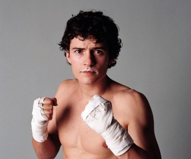 Kilka lat temu był uznawany za najseksowniejszego i jednego z najbardziej wpływowych aktorów na świecie. Nic dziwnego, kiedy gra się w takich hitach, jak "Władca Pierścieni", czy "Piraci z Karaibów"... Idolem nastolatków obchodzący 40. urodziny, Orlando Bloom przestał być jednak na własne życzenie.

Bloom urodził się w Canterbury w hrabstwie Kent. W wieku 16 lat przeprowadził się do Londynu, gdzie na dwa sezony przystąpił do National Youth Theatre. Udało mu się zdobyć stypendium na naukę w British American Drama Academy.

Aktor jest absolwentem Guildhall School of Music and Drama w Londynie. W trakcie nauki wystąpił w takich scenicznych klasykach, jak "Antygona", "Trzy siostry", "Mewa", czy "Wujaszek Wania".