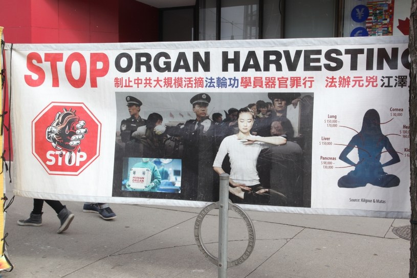 Kilka lat temu przez świat przetoczyła się fala protestów przeciwko pobieraniu narządów osób więzionych przez rząd chiński /Getty Images