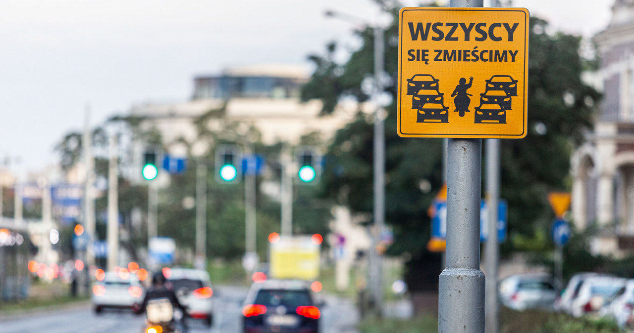 Kilka lat temu w Łodzi, Szczecinie czy Wrocławiu propagowano akcję "Wszyscy się zmieścimy", która miała zwrócić uwagę na motocyklistów poruszających się pomiędzy samochodami /Krzysztof Kaniewski/REPORTER /East News