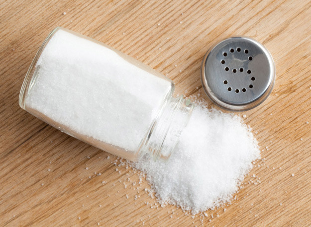 Kilka łyżek soli kuchennej podgrzej na patelni, zawiń w chusteczkę i przyłóż dziecku do ucha. /123RF/PICSEL