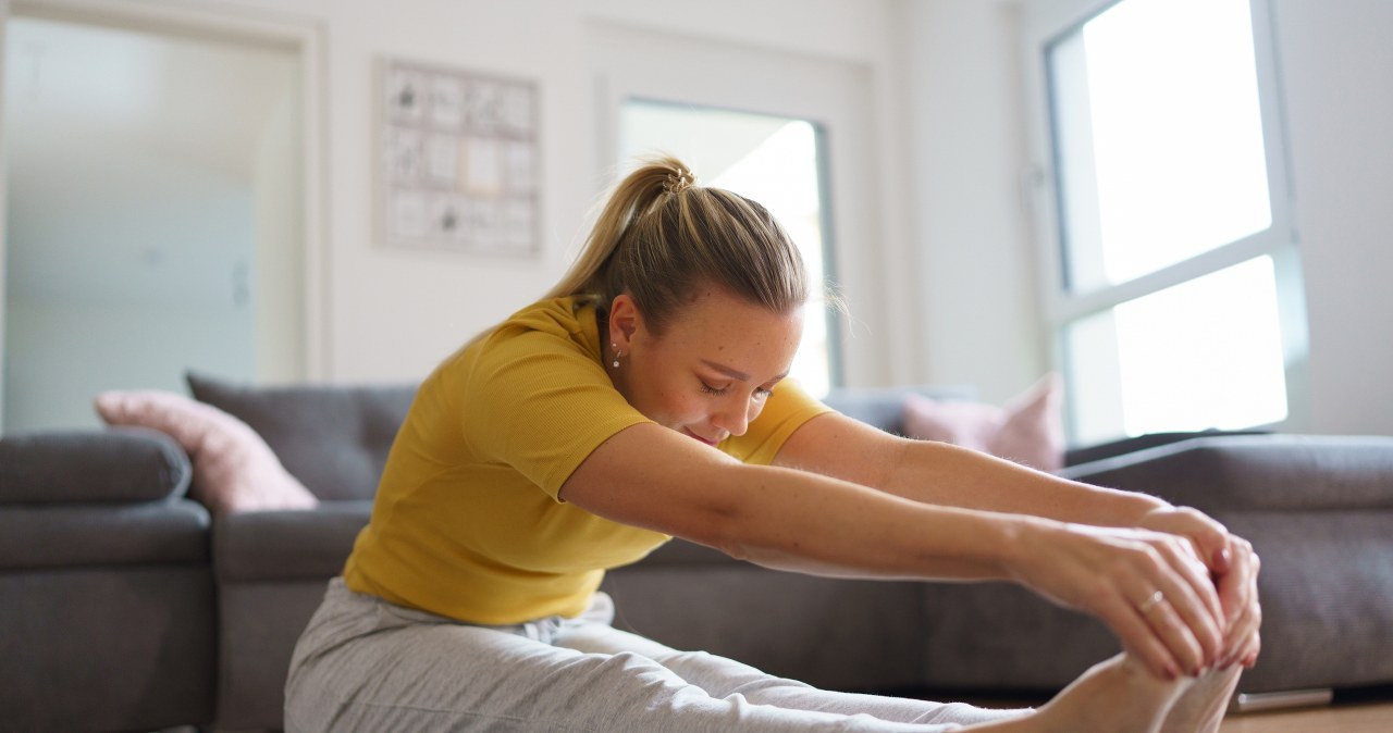 Kilka porannych ćwiczeń zmniejszy dolegliwości ze strony kręgosłupa i pozwoli obniżyć poziom stresu /123RF/PICSEL